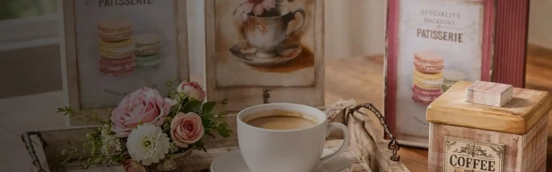 Decoração de cantinho do café estilo vintage e rústico com acessórios em tons pastéis e madeira