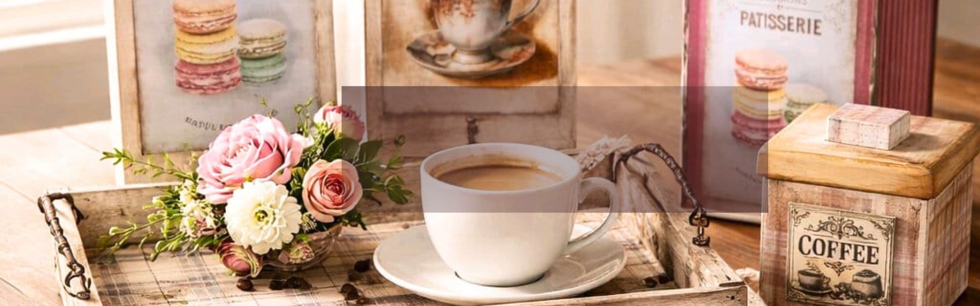 Decoração de mesa vintage rústica farmhouse com xicara de café e elementos em madeira